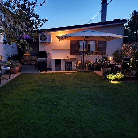 Studio Apartman Lilly With Private Parking In The Yard Of The House プーラ エクステリア 写真