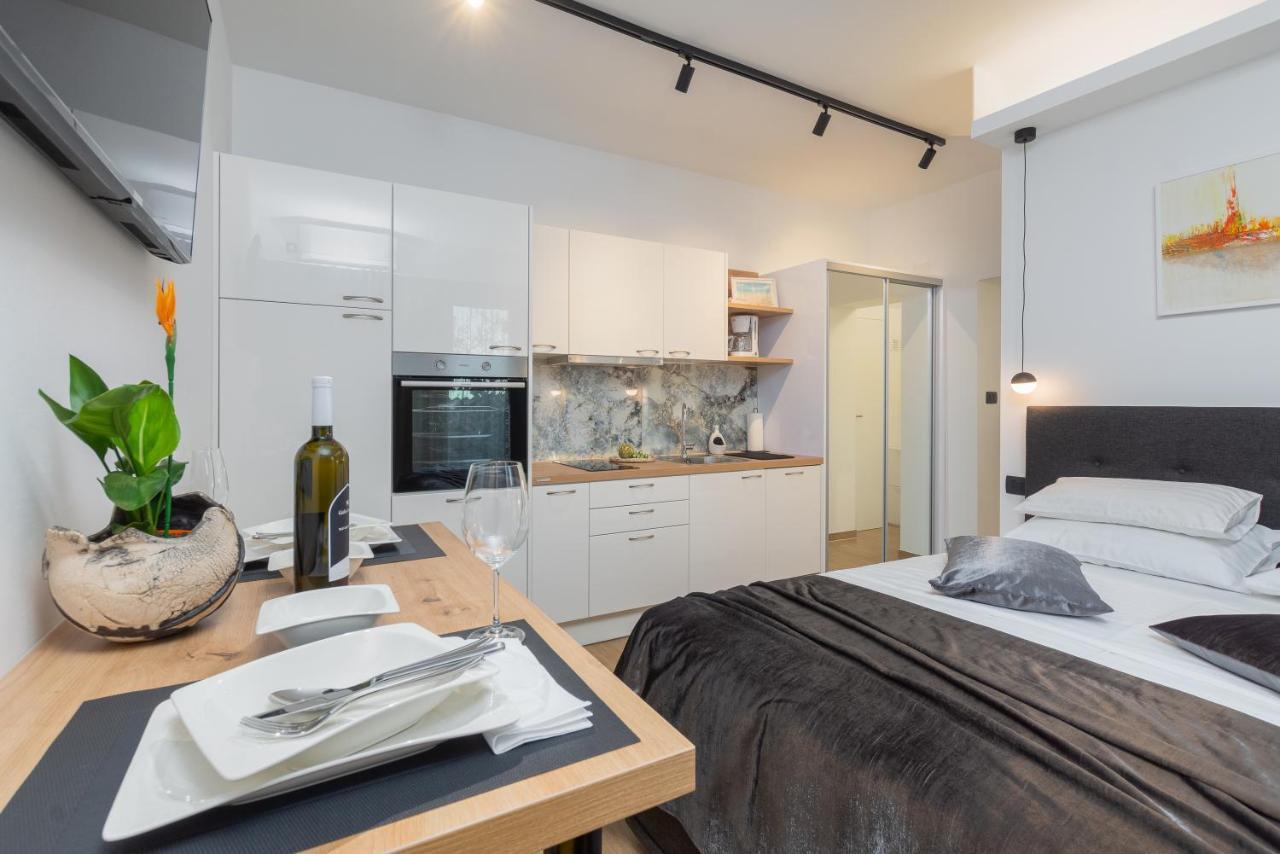 Studio Apartman Lilly With Private Parking In The Yard Of The House プーラ エクステリア 写真