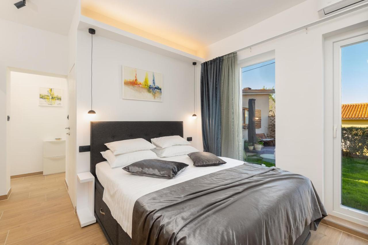 Studio Apartman Lilly With Private Parking In The Yard Of The House プーラ エクステリア 写真
