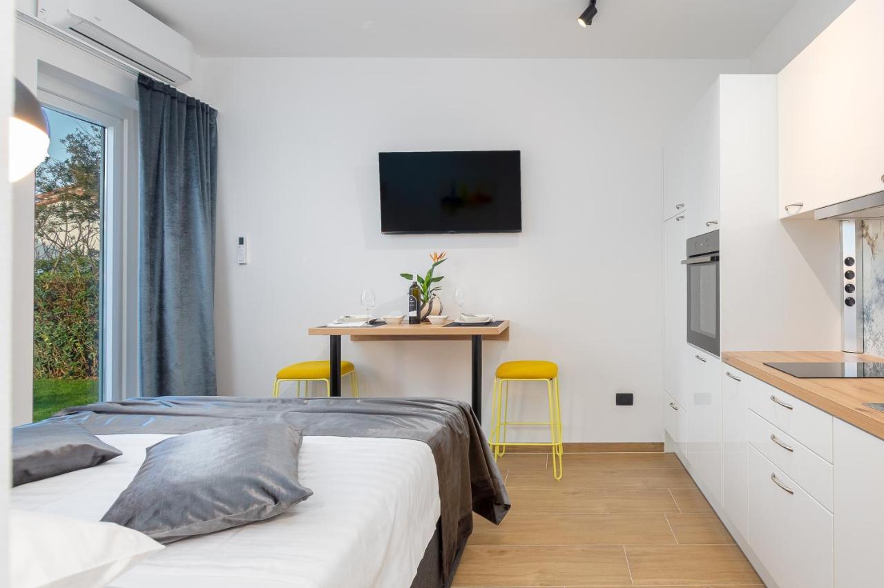Studio Apartman Lilly With Private Parking In The Yard Of The House プーラ エクステリア 写真