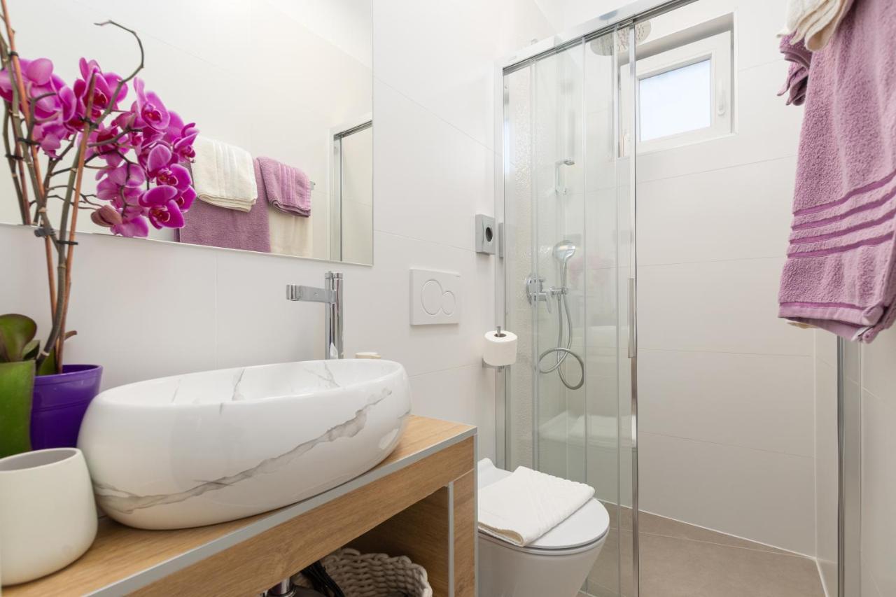 Studio Apartman Lilly With Private Parking In The Yard Of The House プーラ エクステリア 写真