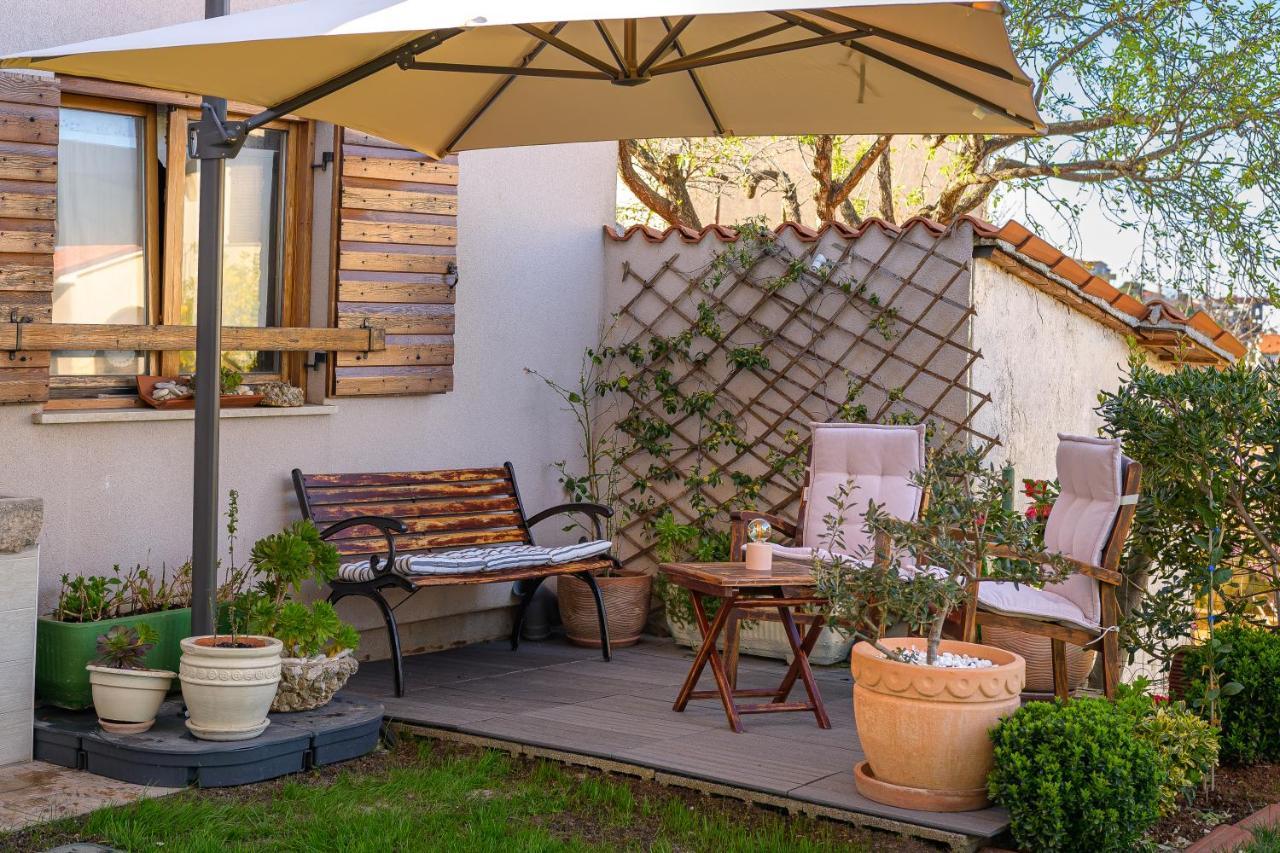 Studio Apartman Lilly With Private Parking In The Yard Of The House プーラ エクステリア 写真