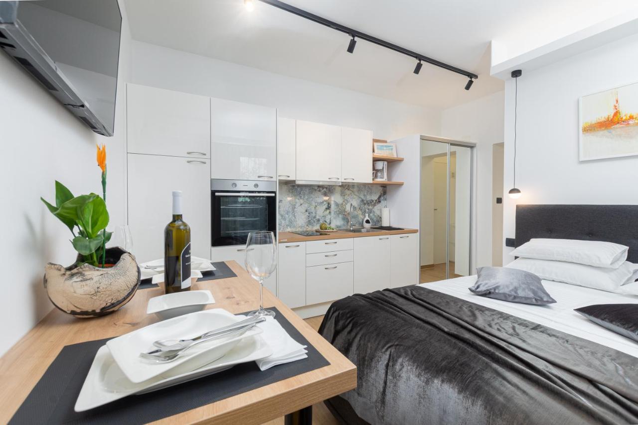 Studio Apartman Lilly With Private Parking In The Yard Of The House プーラ エクステリア 写真