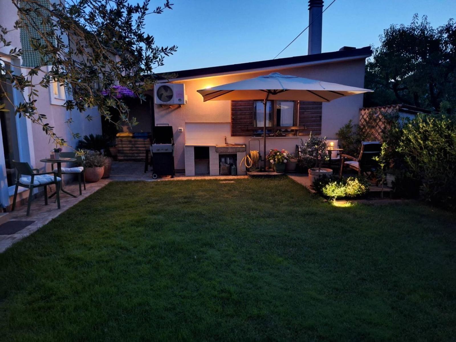 Studio Apartman Lilly With Private Parking In The Yard Of The House プーラ エクステリア 写真