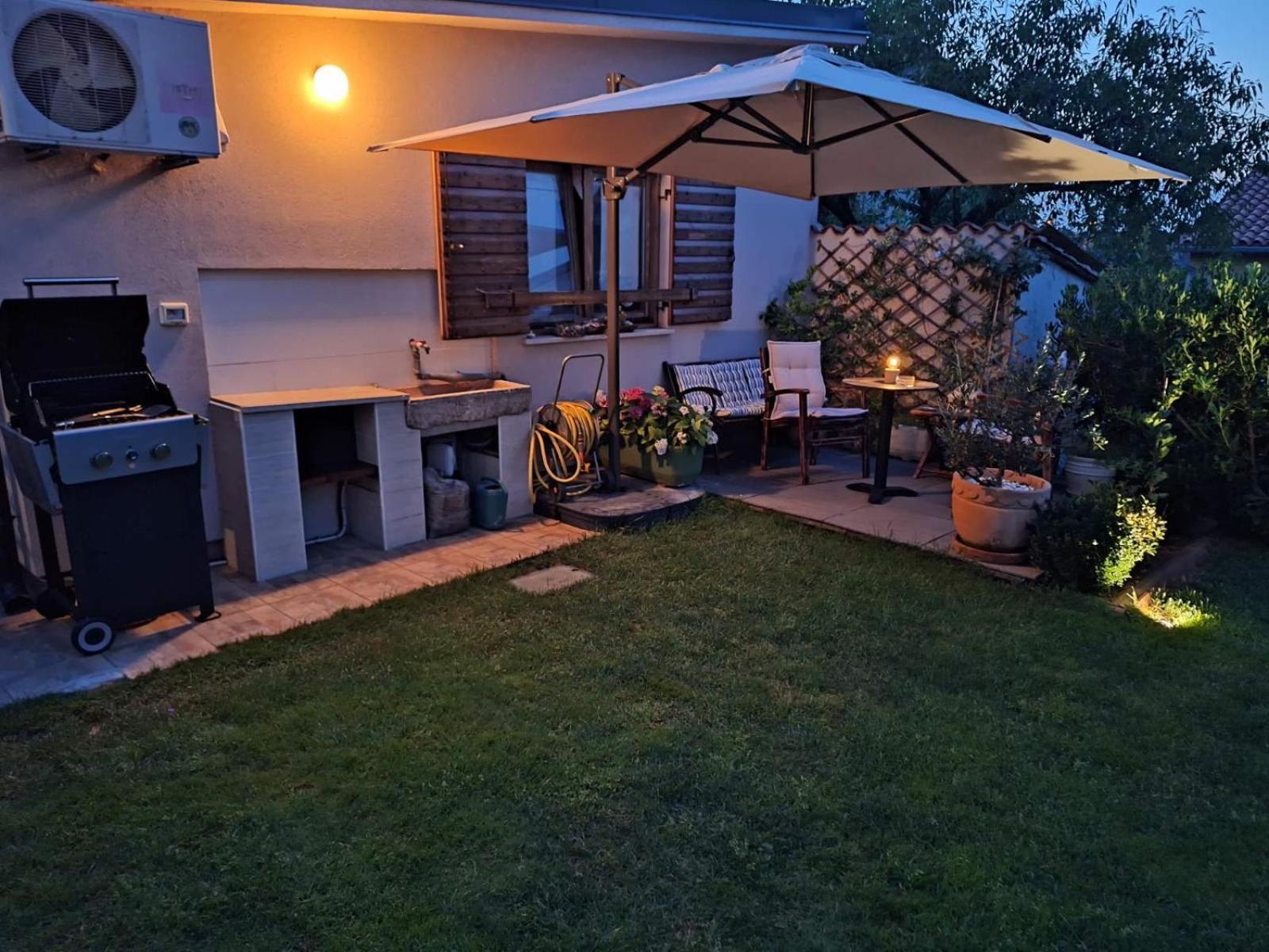 Studio Apartman Lilly With Private Parking In The Yard Of The House プーラ エクステリア 写真